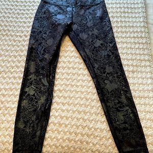 Lululemon Wunder Train High Rise Tight Foil
Metallic Floral Black size 6
